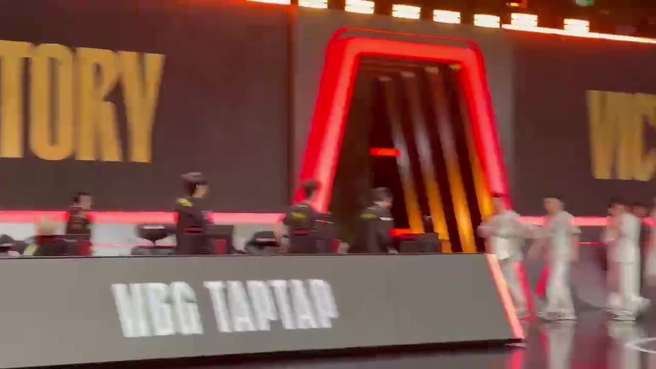 台上毫无波澜 台下全体欢呼！Doinb和Tian碰拳 场下高声欢呼
